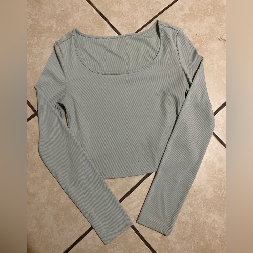 Women's Long Sleeve Scoop Neck Top - Light Gray